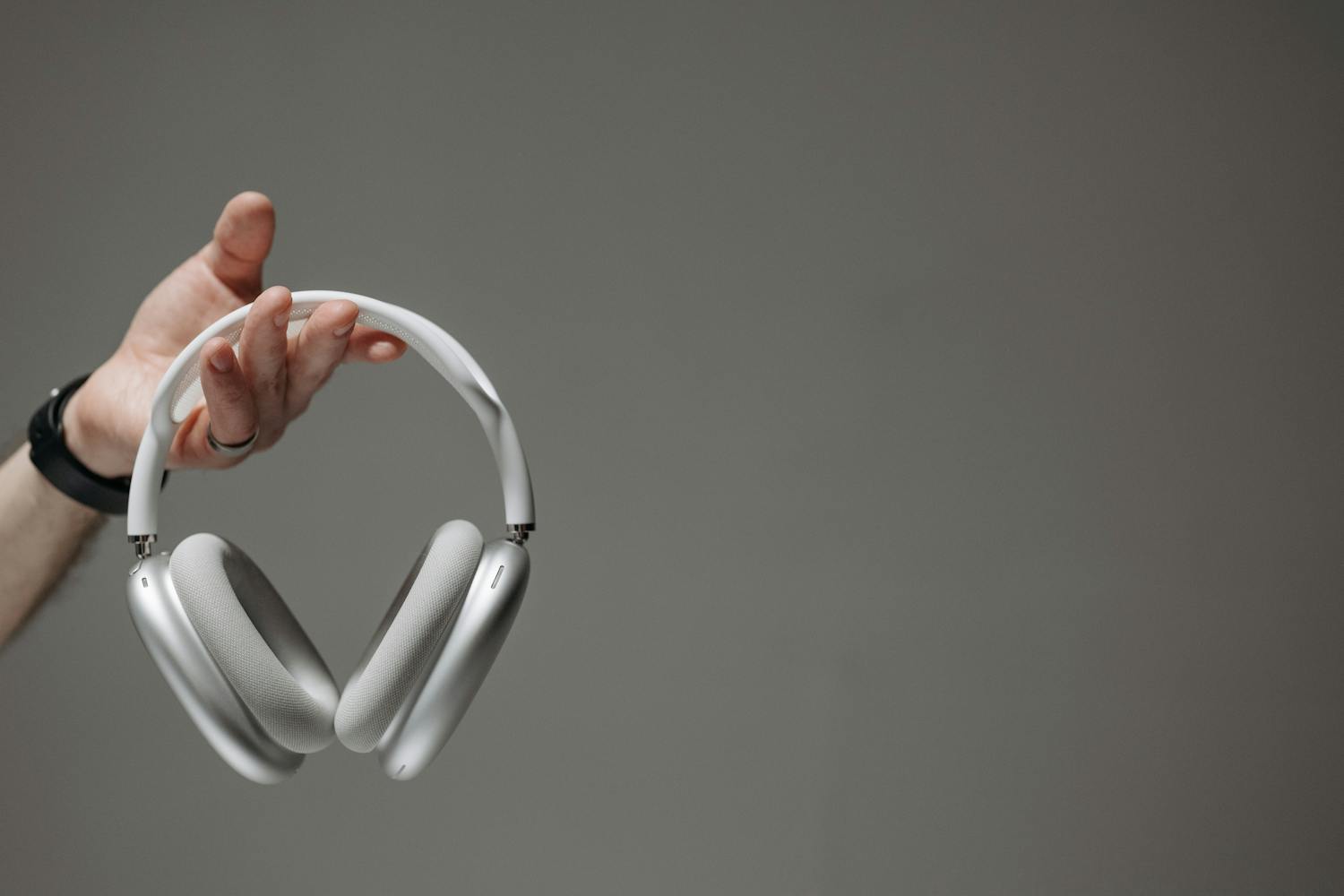 Can You Use Wireless Headphones on a Plane?